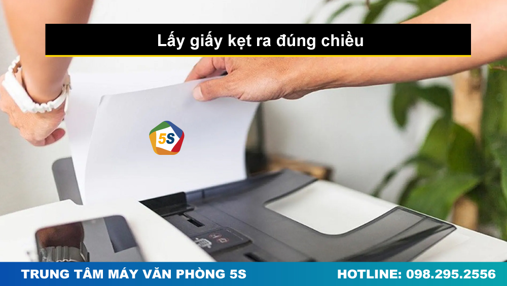 Lấy giấy kẹt ra đúng chiều