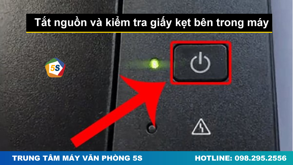 Tắt nguồn và kiểm tra giấy kẹt bên trong máy